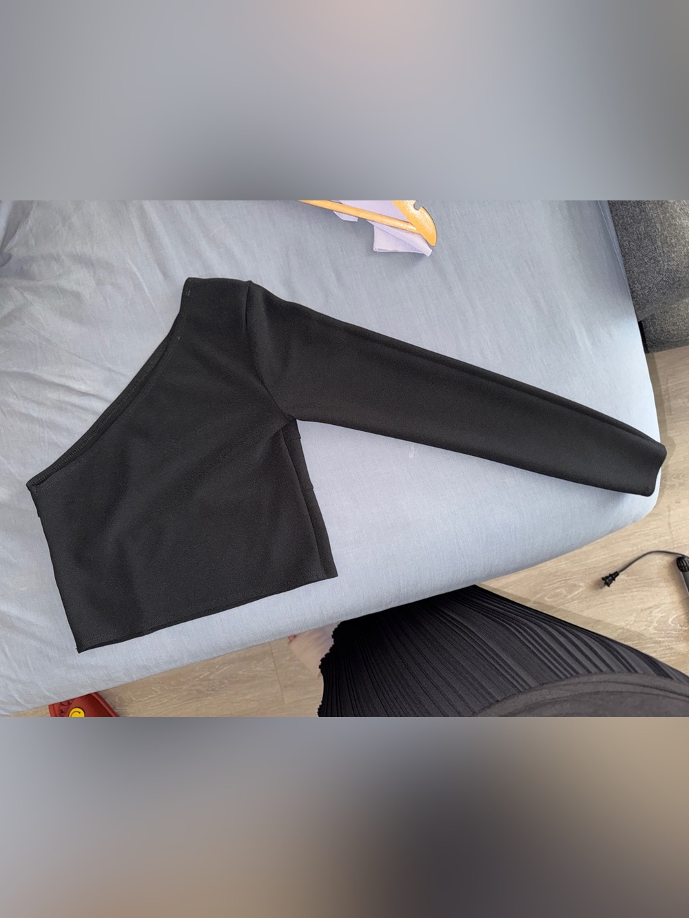 Abercrombie & Fitch black one-shoulder long sleeve crop top - Picture 4 of 5
